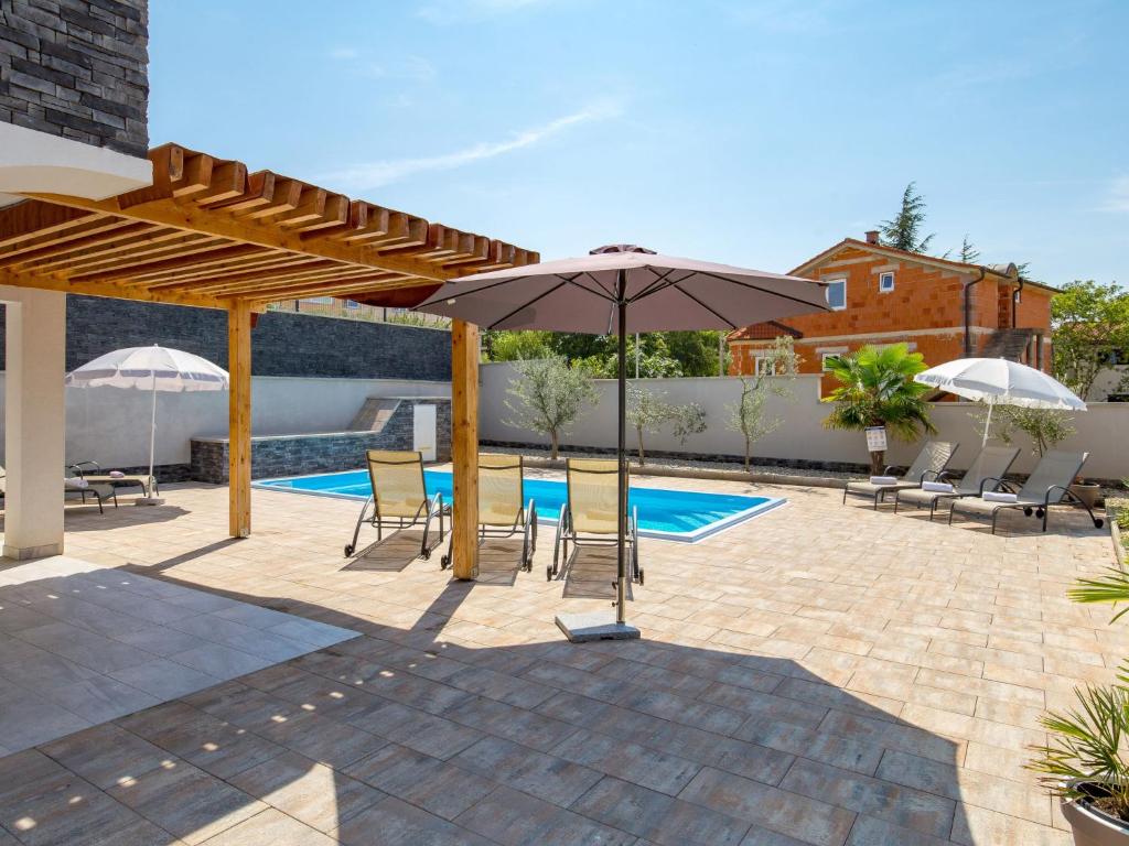 Bazén v ubytování Holiday Home Villa Mira by Interhome nebo v jeho okolí