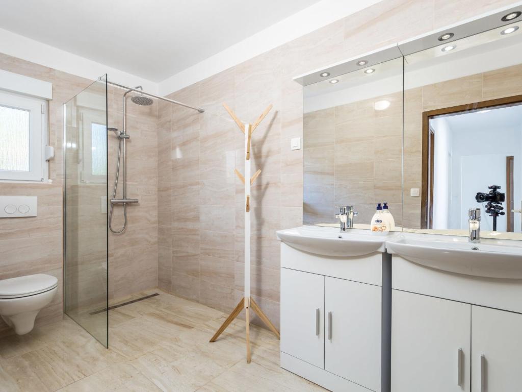 Koupelna v ubytování Holiday Home Villa Mira by Interhome