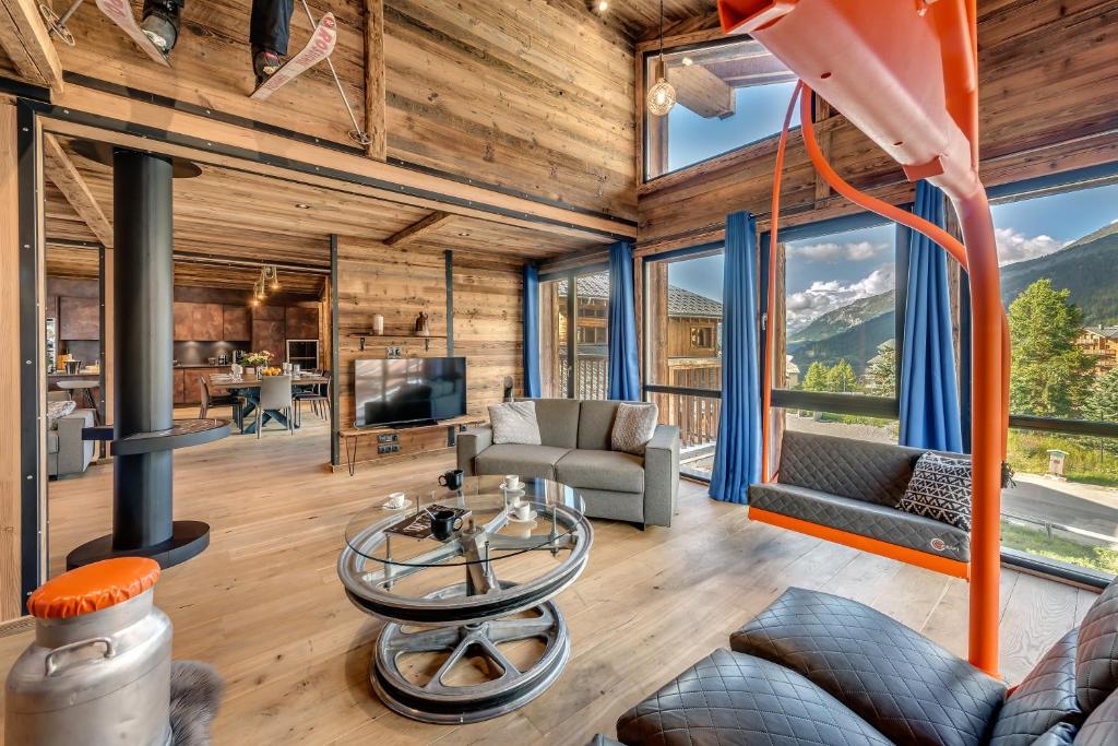 een open woonkamer met uitzicht op de bergen bij Chalet Carte Blanche Monts in Tignes