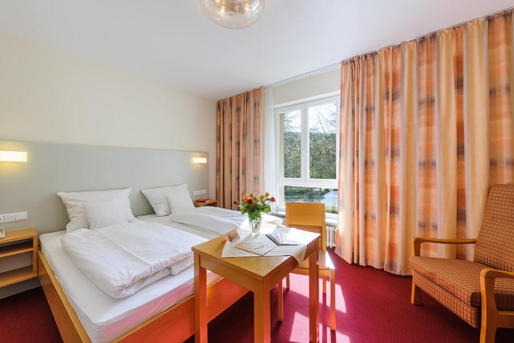 Postel nebo postele na pokoji v ubytování Hotel Kurhaus Bad Bocklet