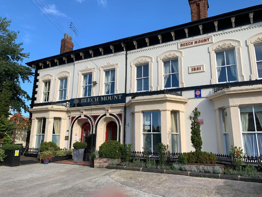 un edificio bianco con un cartello sulla parte anteriore di Beech Mount Hotel - Free Parking a Liverpool