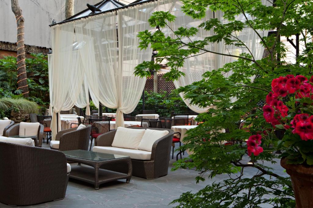 Зона вітальні в Hotel Manin