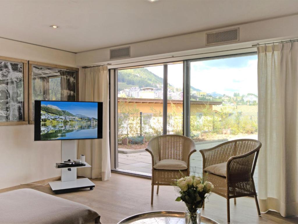 TV a/nebo společenská místnost v ubytování Apartment Chesa Piz Padella - St- Moritz by Interhome