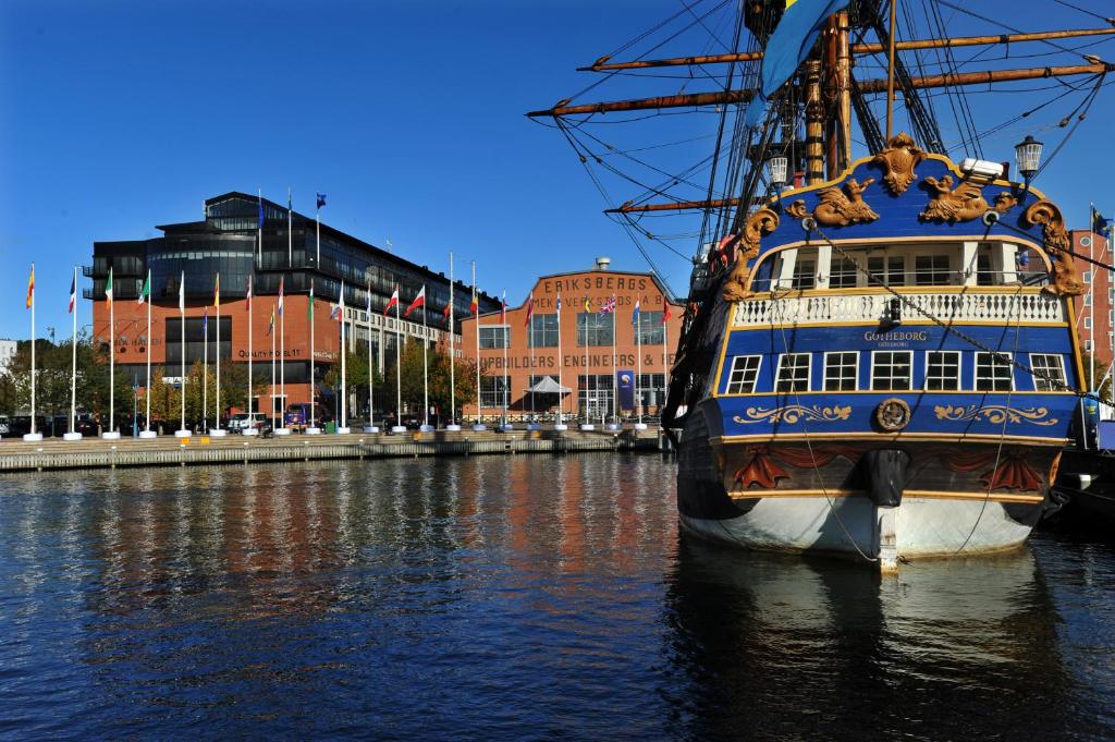 um grande barco ancorado na água perto de uma cidade em Quality Hotel 11 & Eriksbergshallen em Gotemburgo