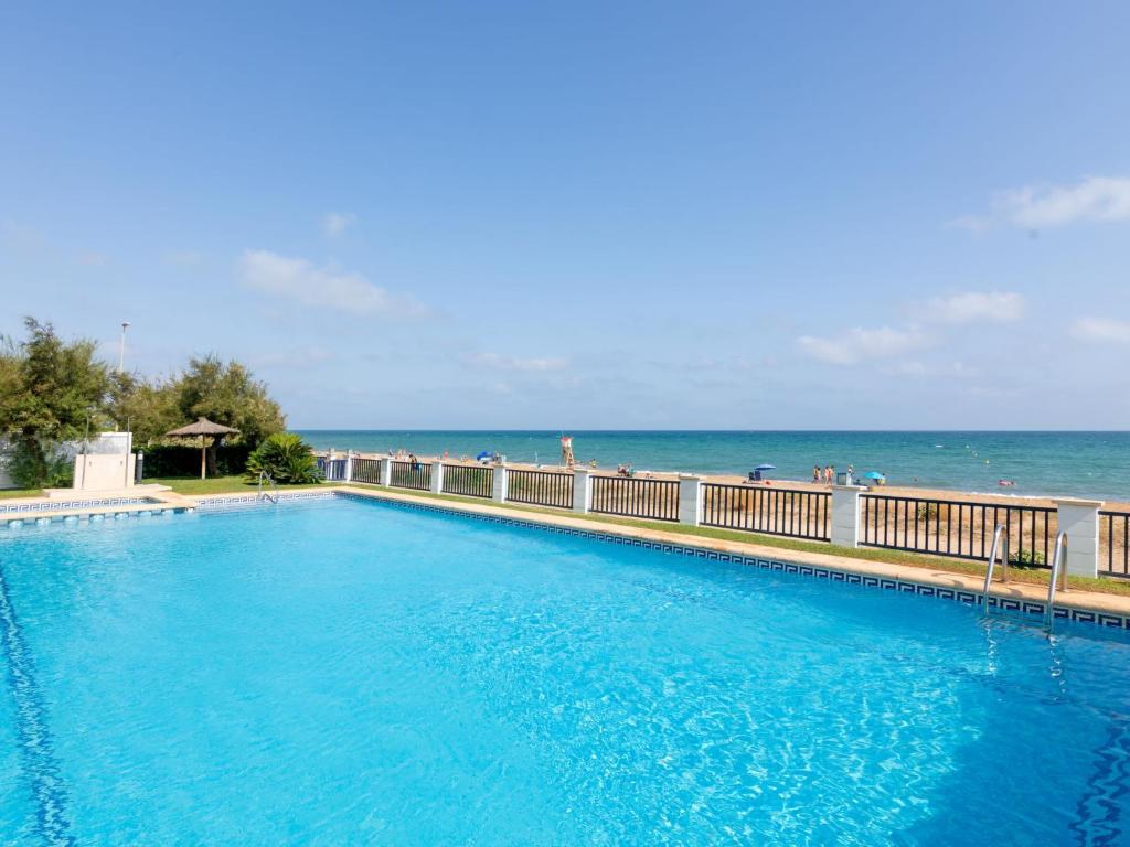 una piscina con vista sull'oceano sullo sfondo di Holiday Home Jardines de Denia V by Interhome a Denia