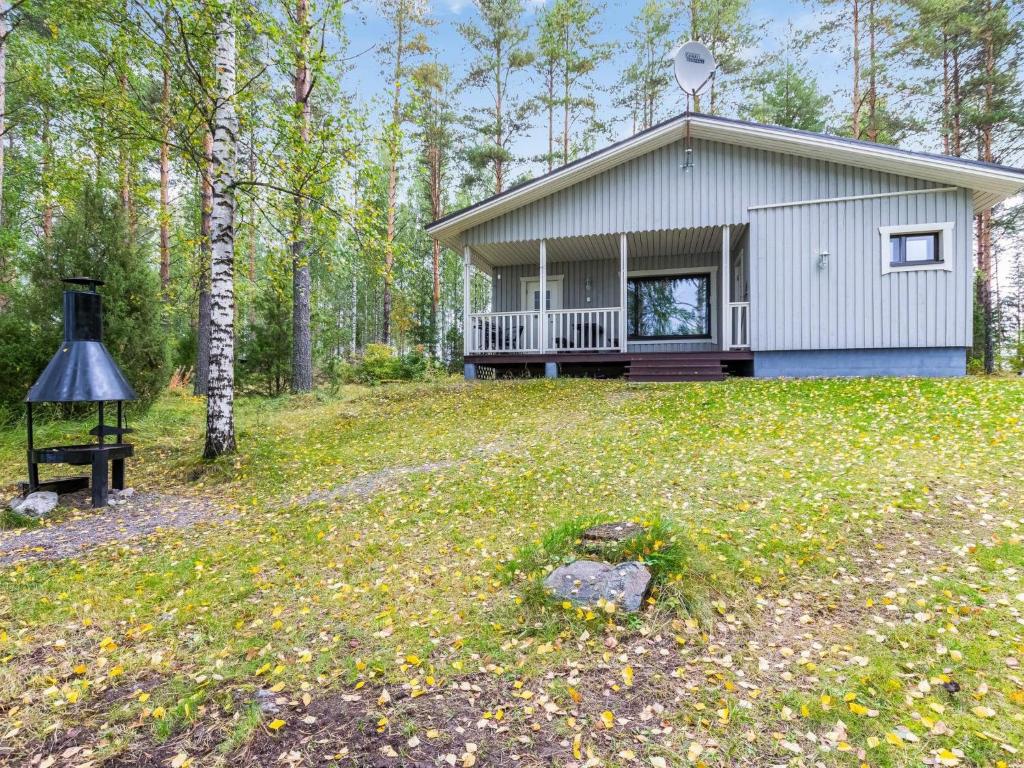 una pequeña casa en medio de un campo en Holiday Home Muikku by Interhome, en Hiukkajoki