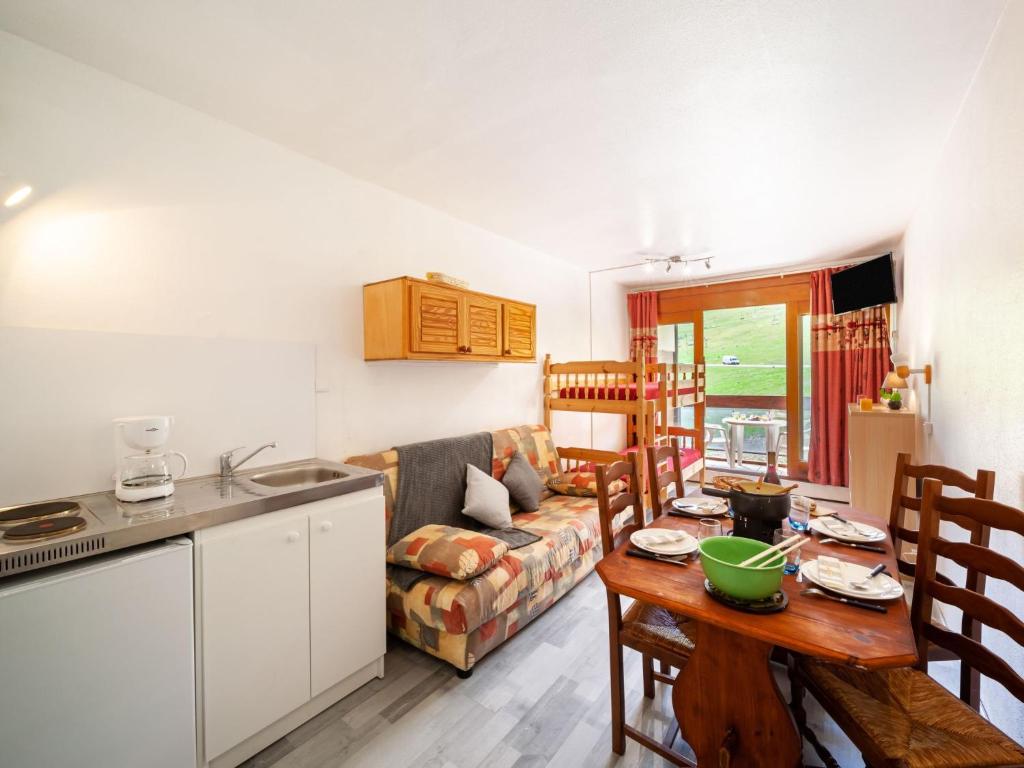 een keuken en een woonkamer met een tafel bij Studio Cosmos-9 by Interhome in Le Corbier