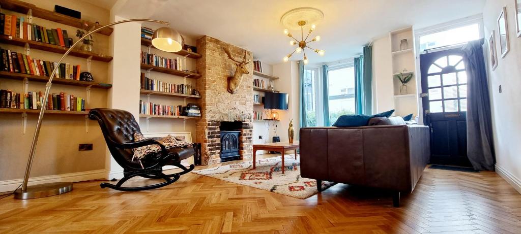 uma sala de estar com um sofá e uma lareira em Eclectic seaside 4 bedroom artists residence em Margate