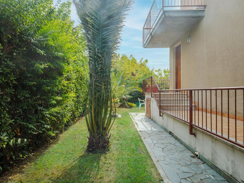 Vonkajšia záhrada v ubytovaní Apartment La Rocchetta by Interhome