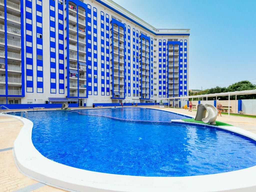 ein großer Pool vor einem großen Gebäude in der Unterkunft Apartment Mar de Oropesa II - Playa Concha-1 by Interhome in Oropesa del Mar