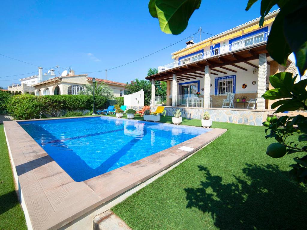 uma piscina no quintal de uma casa em Holiday Home Teruel by Interhome em Calpe