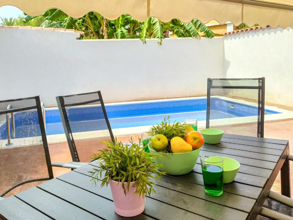 una mesa de madera con un bol de fruta. en Holiday Home Las Islas by Interhome en La Venteta
