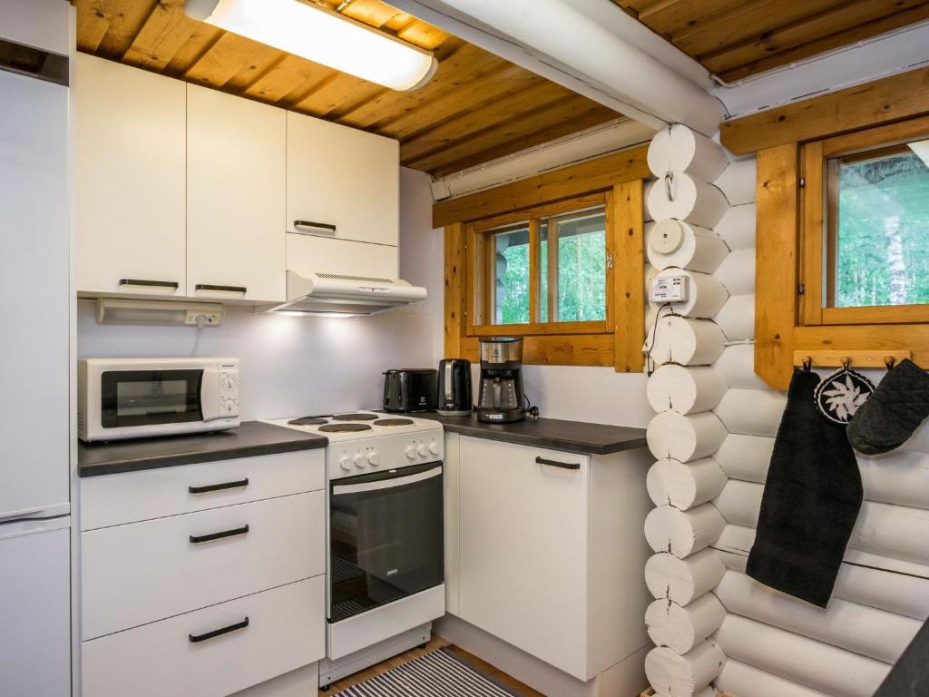 Kuchyň nebo kuchyňský kout v ubytování Holiday Home Mäntyranta by Interhome