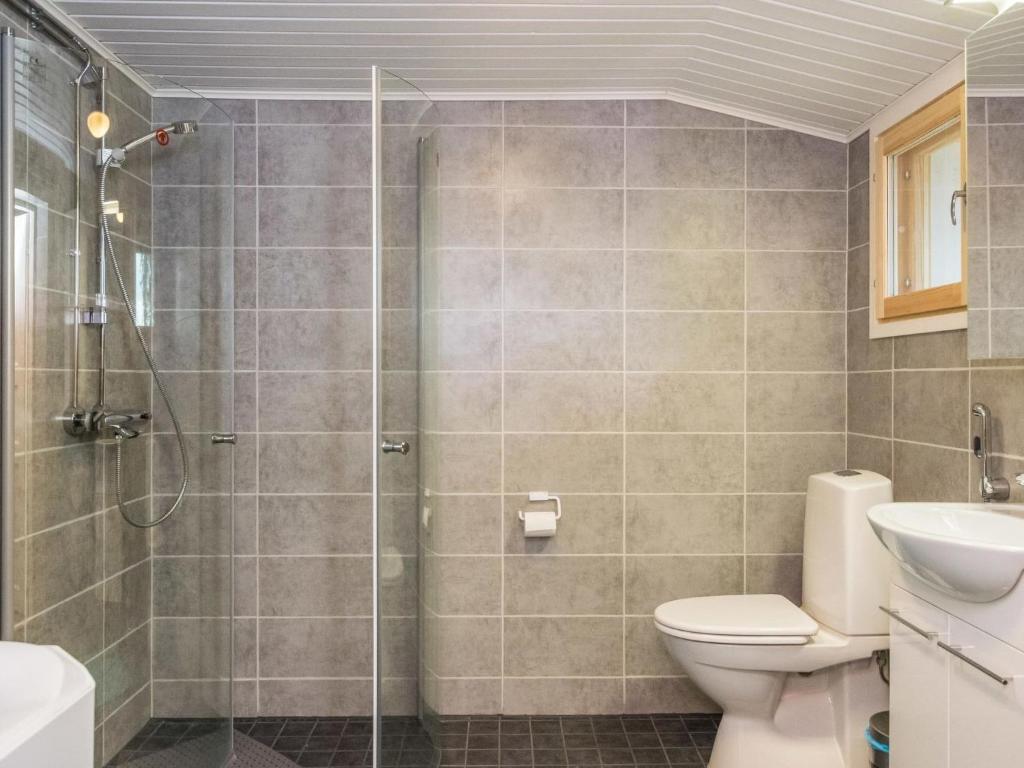 Koupelna v ubytování Holiday Home Mäntyranta by Interhome