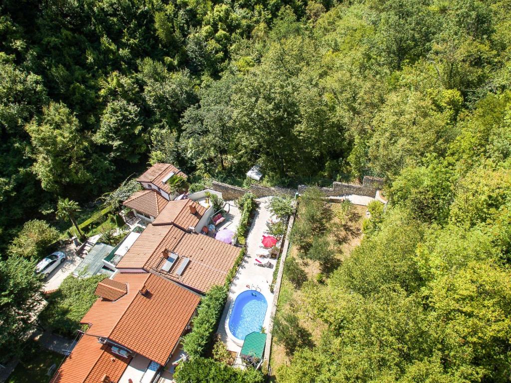 uma vista superior de uma casa com piscina em Holiday Home Oscha by Interhome em Lovran