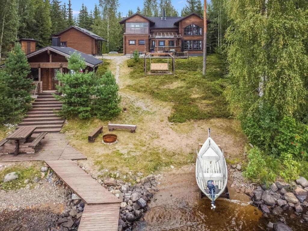 una vista aerea di una casa con una barca nel cortile di Holiday Home Mäntyranta by Interhome a Leivonmäki