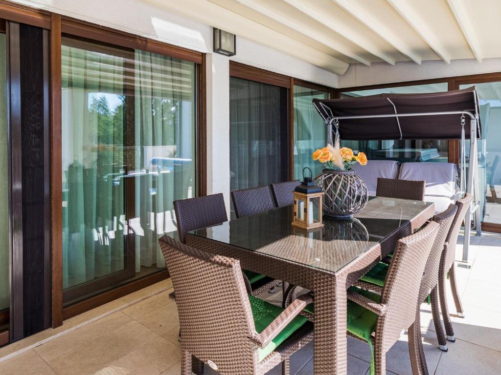 Posezení v ubytování Holiday Home Villa Mala Halu by Interhome