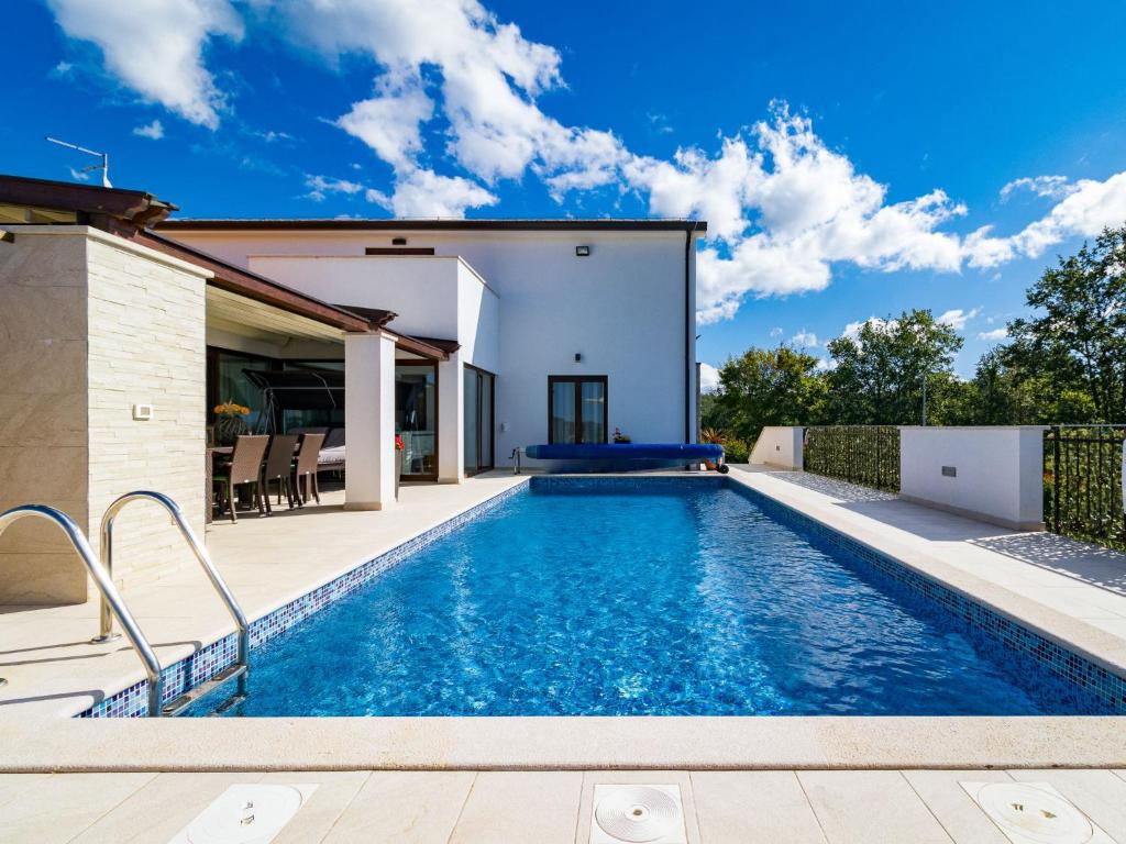Bazén v ubytování Holiday Home Villa Mala Halu by Interhome nebo v jeho okolí