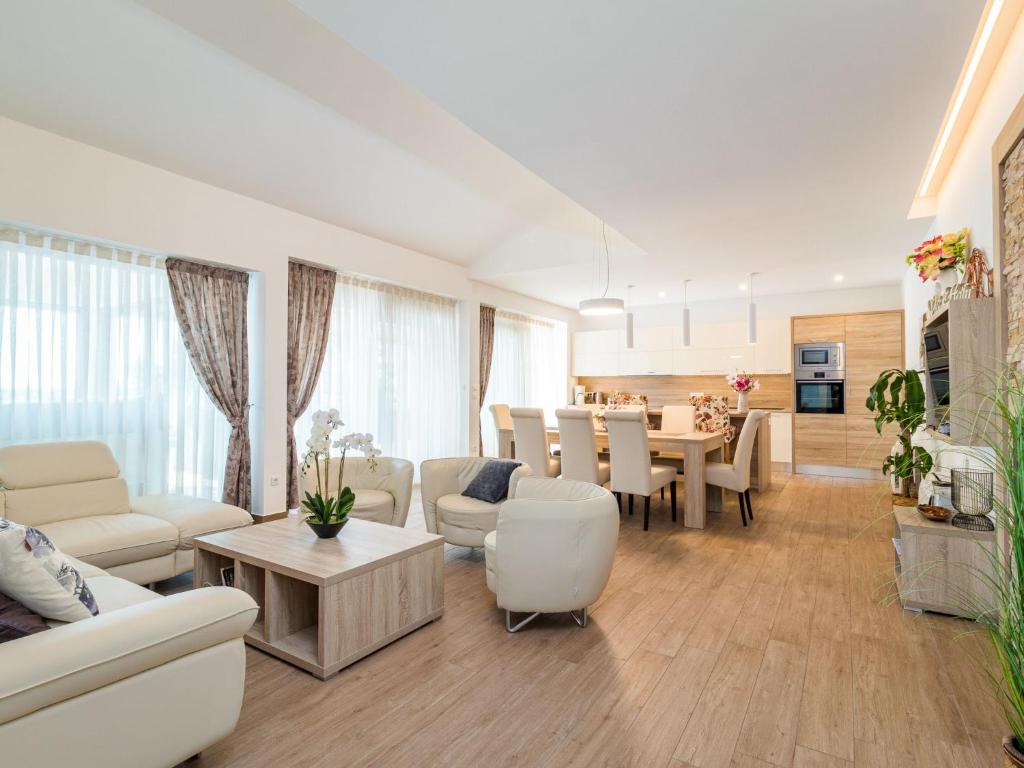 Posezení v ubytování Holiday Home Villa Mala Halu by Interhome