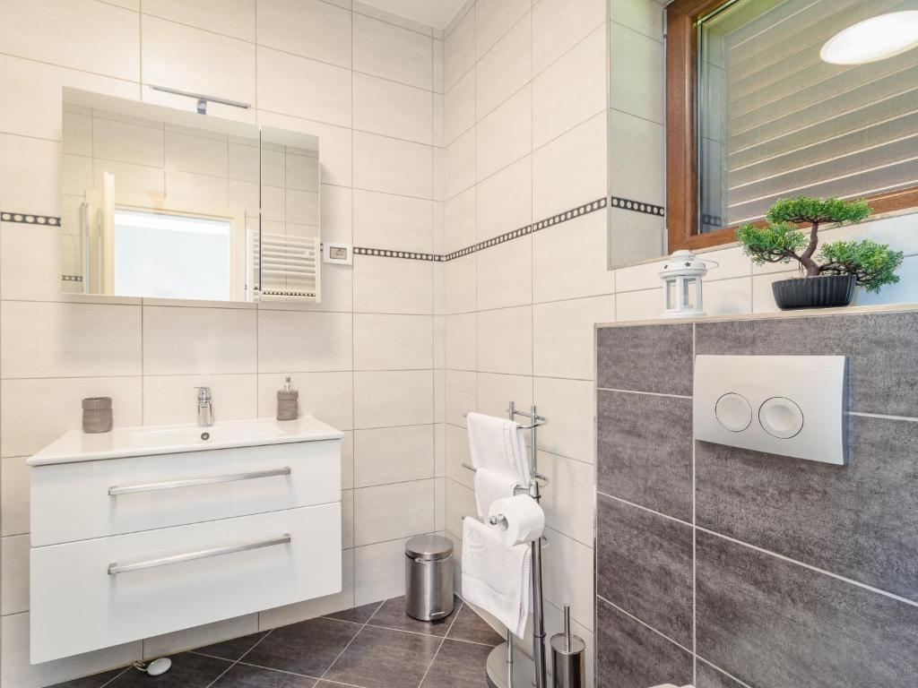 Koupelna v ubytování Holiday Home Villa Mala Halu by Interhome