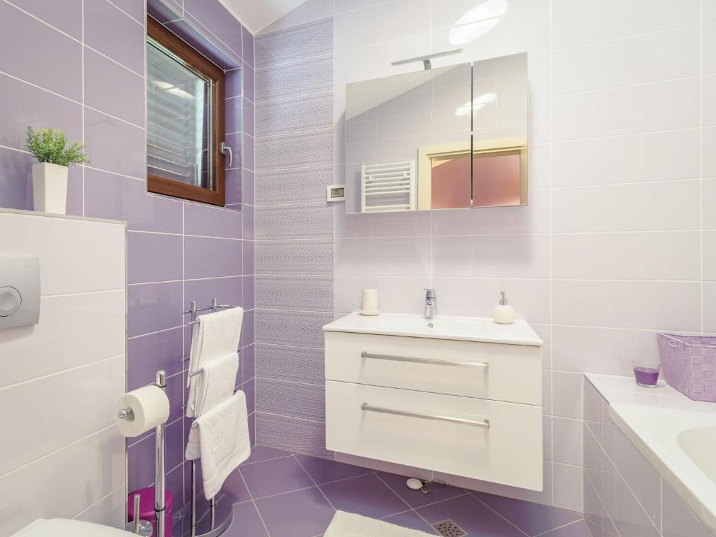 Koupelna v ubytování Holiday Home Villa Mala Halu by Interhome