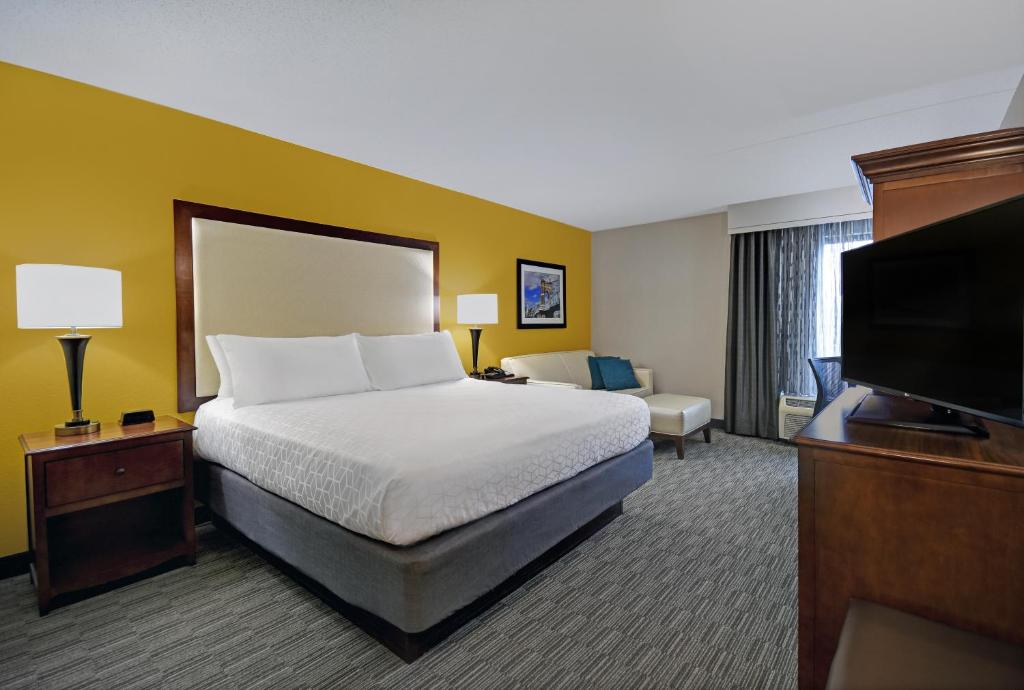 Holiday Inn Express & Suites Cincinnati Riverfront, an IHG Hotel