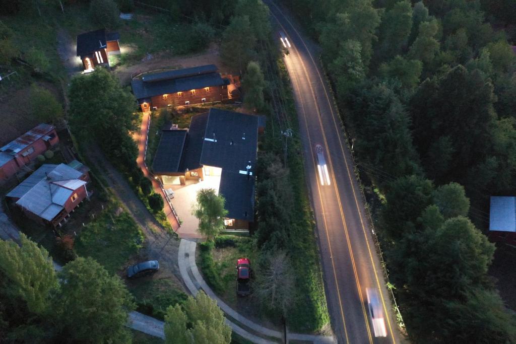 una vista aérea de una casa con una carretera en Cerveceria y Hosteria Lican, en Villarrica