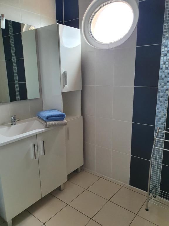 Le logis du marais - Family Room With Shower