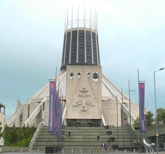 un gran edificio con escaleras delante de un edificio en The BALTIC LODGE NO2 3 BEDROOM AT CAINS BREWERY en Liverpool