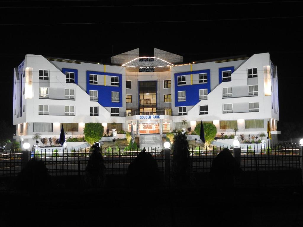 um grande edifício à noite com as luzes acesas em GOLDEN PARK HOTEL & RESORT em Māldah