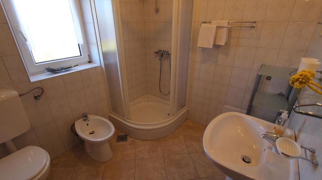 Koupelna v ubytování Apartments Damir