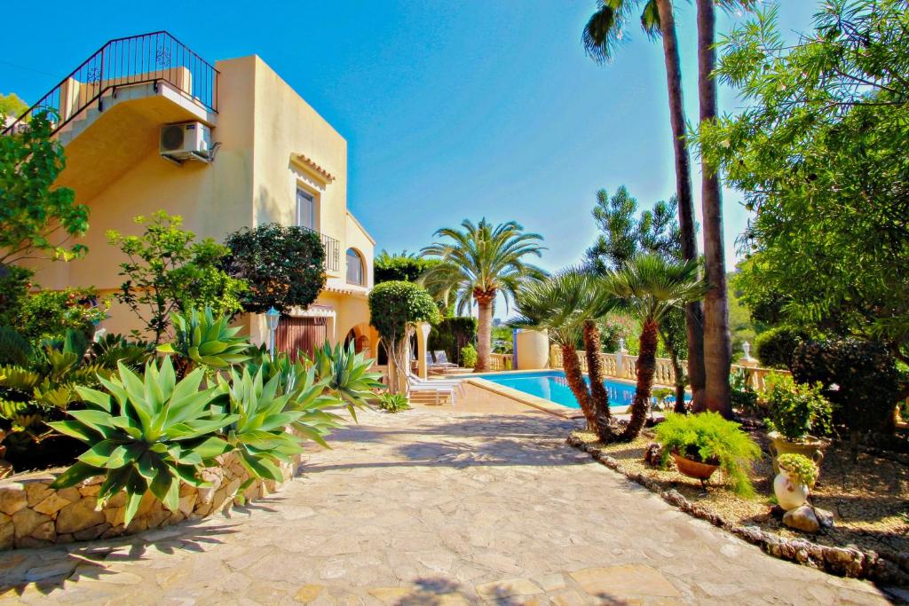 Bazén v ubytování Sola - pretty holiday property with garden and private pool in Benissa nebo v jeho okolí