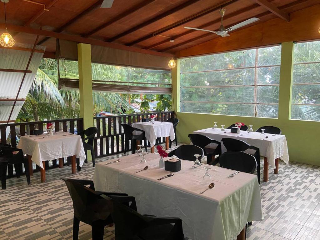 Restaurace v ubytování Green Leaf Guest House - Omadhoo