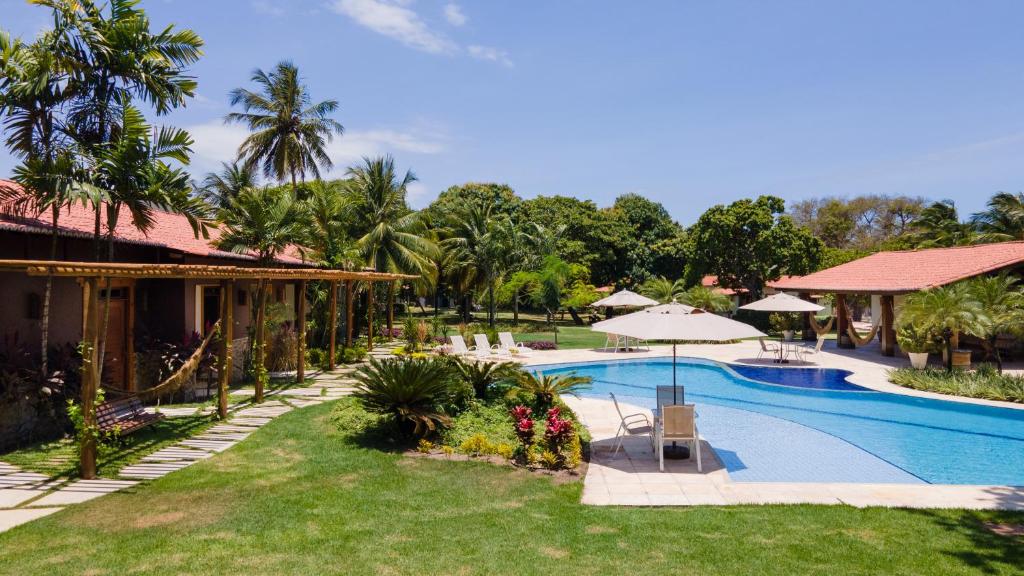 a view of the pool at the resort at Pousada Recreio Casa Grande in Cascavel