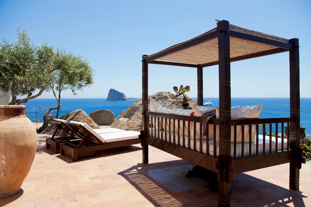 - un kiosque sur une terrasse avec vue sur l'océan dans l'établissement Villa Rocce Rosse, à Panarea