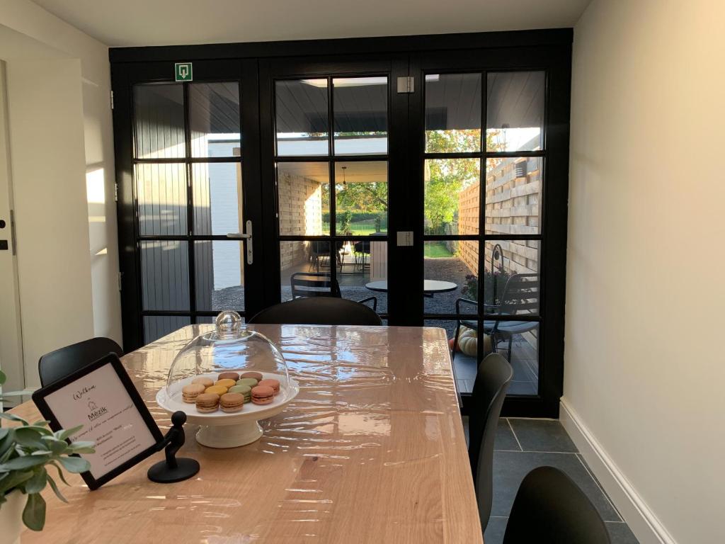 una mesa de comedor con un tazón de galletas. en Vakantiewoning Mèzik, en Maasmechelen