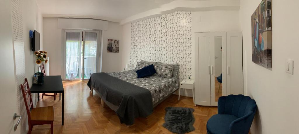 sypialnia z łóżkiem, stołem i biurkiem w obiekcie CLESIO 2 w Trydencie