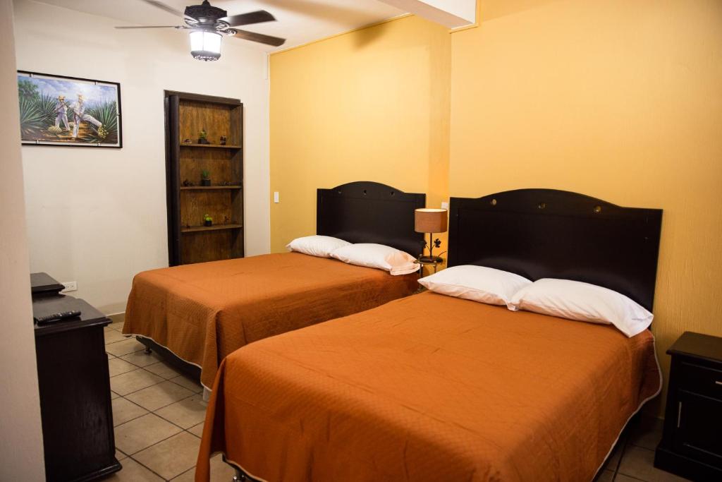 a hotel room with two beds in a room at Cómoda habitación in Tequila