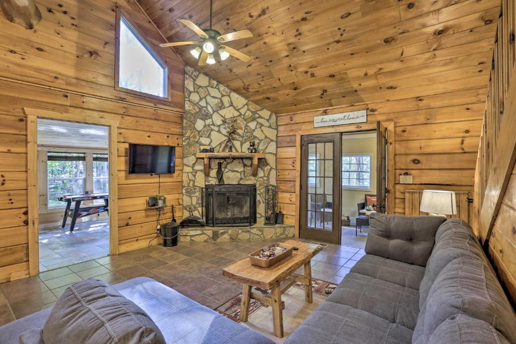 Bear Paw Cabin with Deck, Game Room, and Fire Pit! - Housity