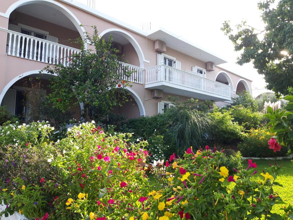 ein Gebäude mit Blumen davor in der Unterkunft Oasis in Ammoudi