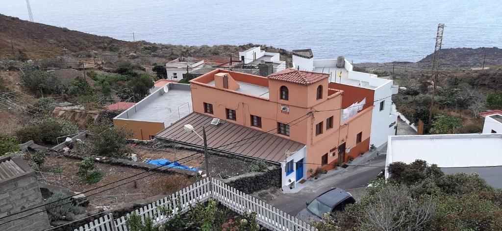a house on a hill next to the ocean at Vivienda Vacacional Sabinosa in Sabinosa