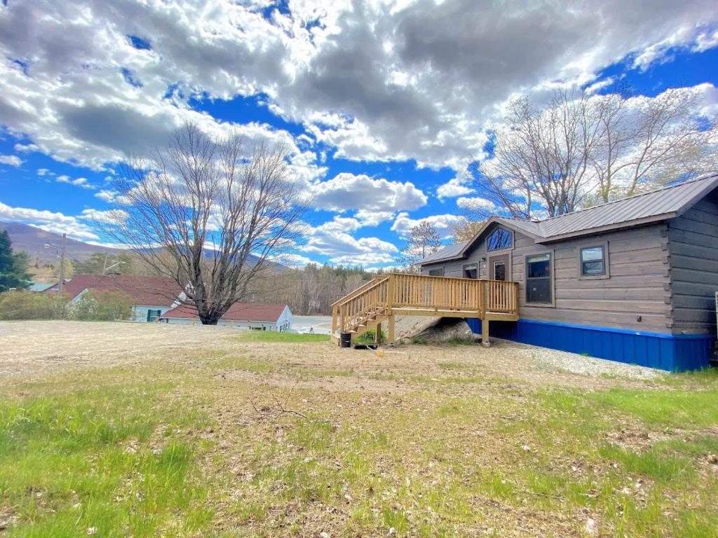CarrollB1 NEW Awesome Tiny Home with AC Mountain Views Minutes to Skiing Hiking Attractions的侧面有露台的房子