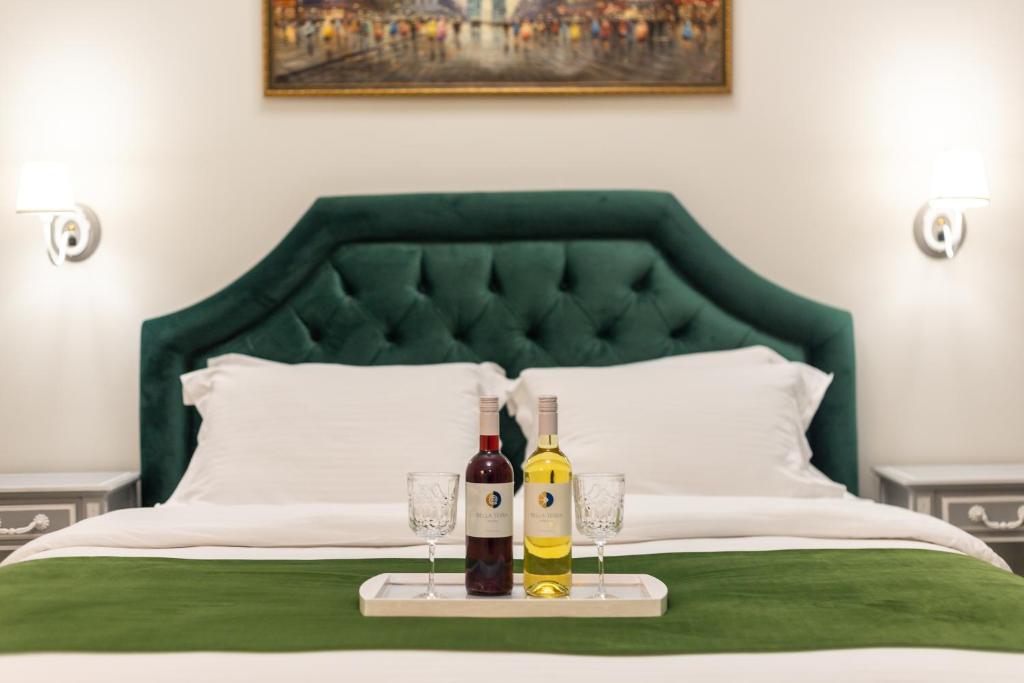 Łóżko lub łóżka w pokoju w obiekcie Pandrosos Divine Suites