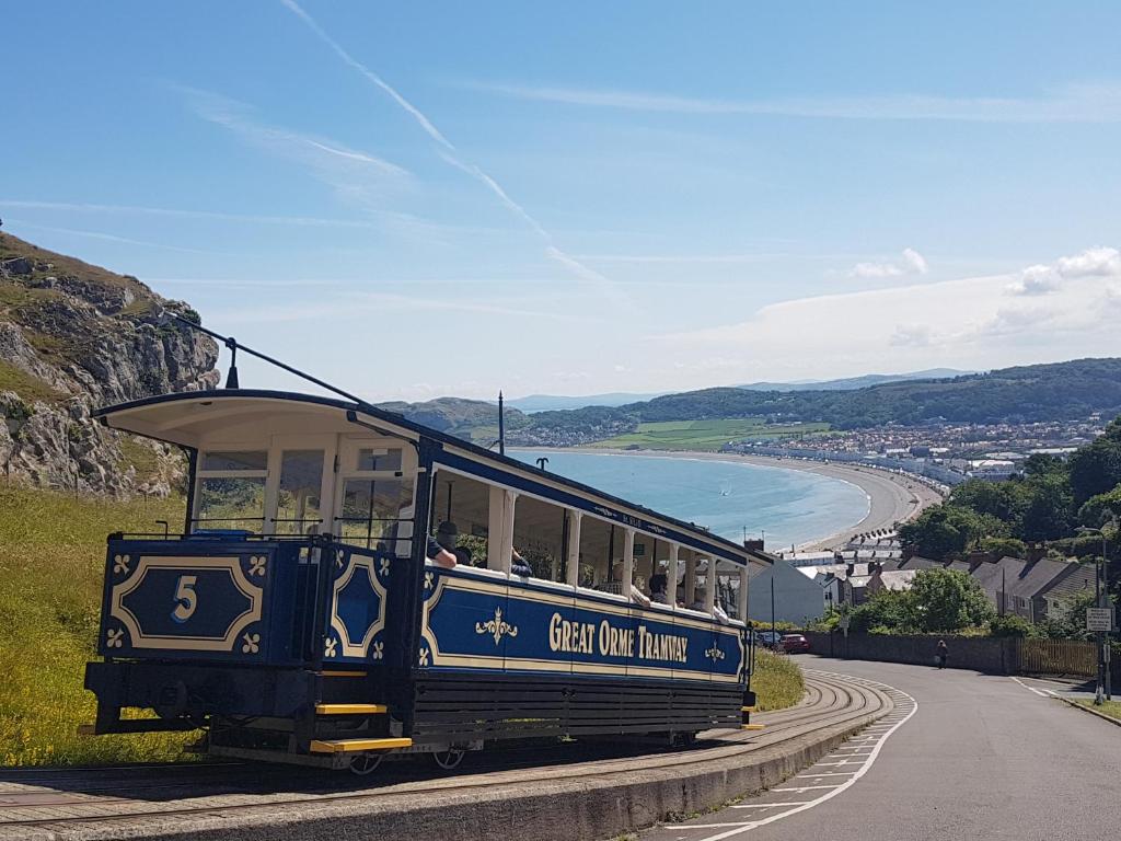 un chariot bleu descendant une route dans l'établissement Troodos, à Llandudno