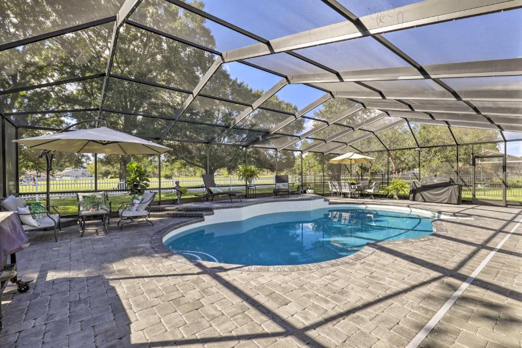 Stunning Tampa Oasis about 15 Mi From Downtown! في لوتز: مسبح تحت بركه مع مسبح