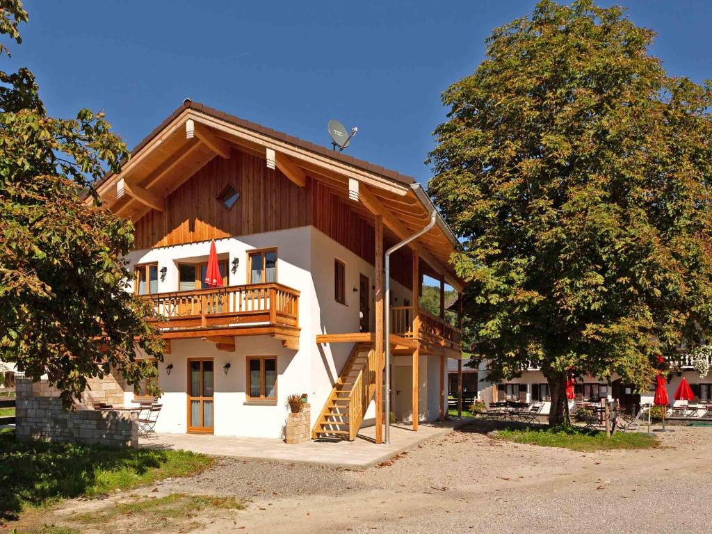 a large house with a balcony on the side of it at Kurzenwirt - Ferienwohnungen in Kiefersfelden