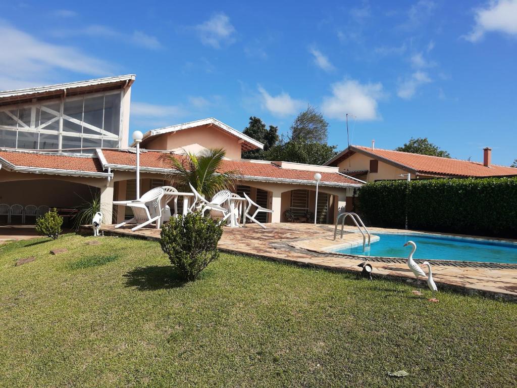 une maison avec une piscine et des cygnes dans la cour dans l'établissement Assahi, à Valinhos