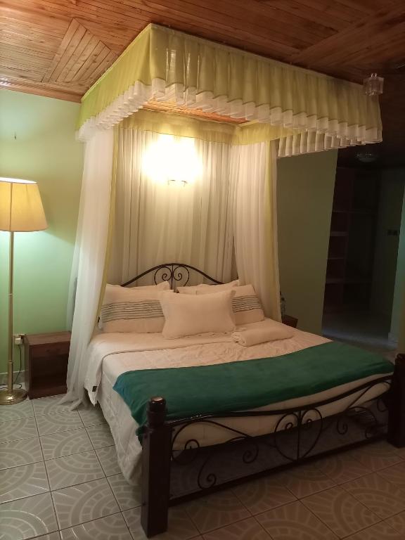 Llit o llits en una habitació de Palm Nest - Near JKIA