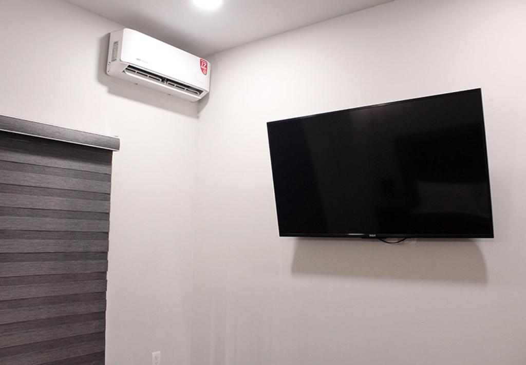 TV a/nebo společenská místnost v ubytování Hotel ANB Aeropuerto Guadalajara