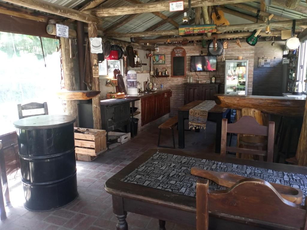 um quarto com um bar, uma mesa e cadeiras em Posada La Serena em Minas